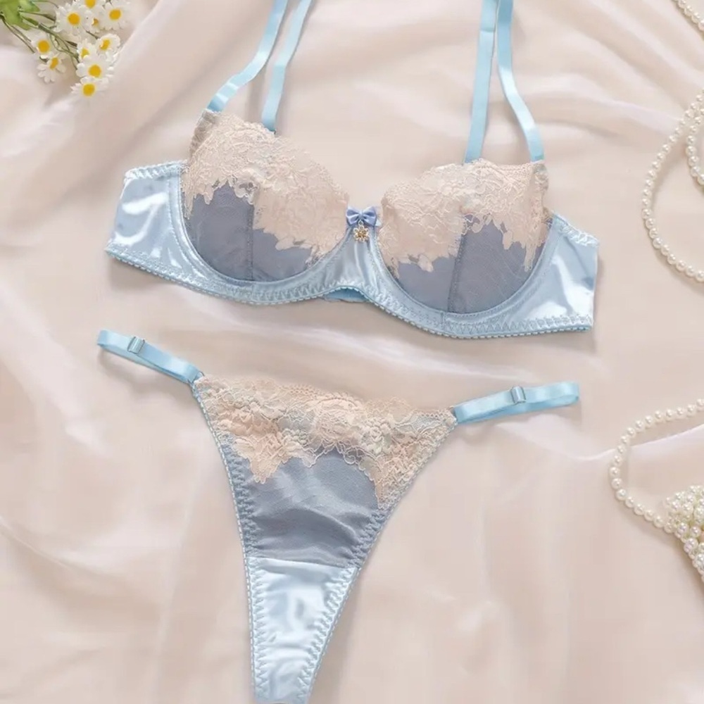 New Cream and Blue Lace Underwire Bra Intimates SZ M ✨🔥🔥